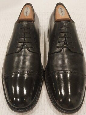 SALVATORE FERRAGAMO men's size 9 2E black Derby.